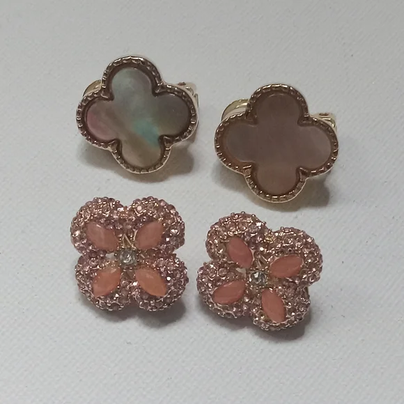 2 pairs gold tone clover clip on earrings - Picture 3 of 5